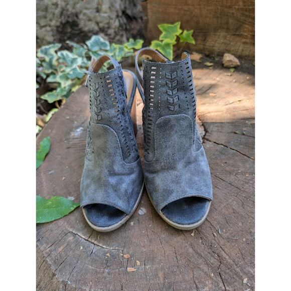 QUPID women's Block Heels Grey Faux Suede Peep Toe Size 6.5 - Picture 2 of 9